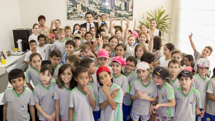 Alunos conhecem o gabinete da presidência