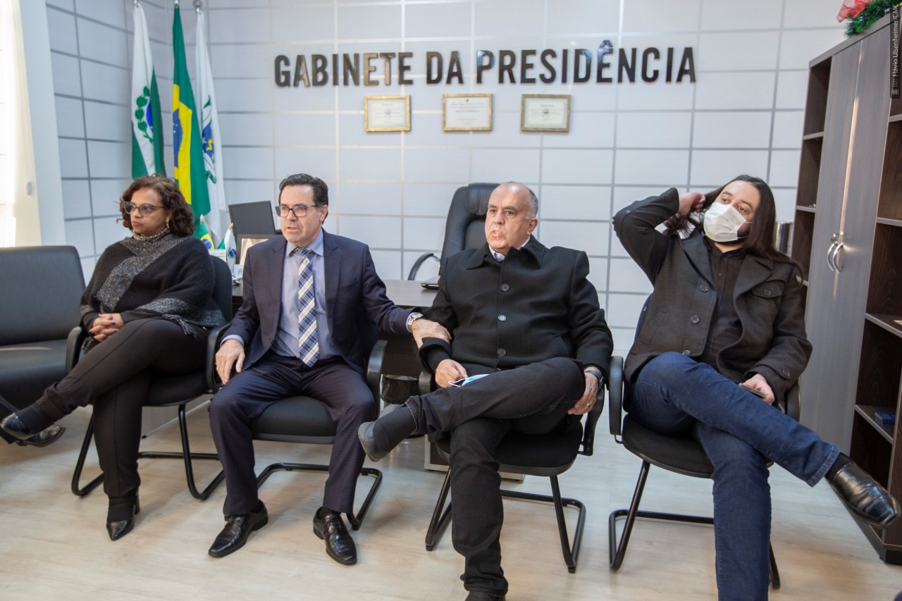 Câmara de Cascavel debate crise na saúde pública com secretário estadual