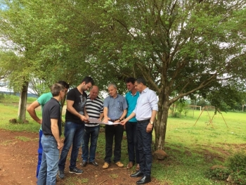 Vereador, secretário apresentam obra no distrito