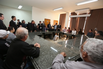 Com a suspensão da sessão ordinária, todos os vereadores presentes participaram do encontro com os comerciantes afetados