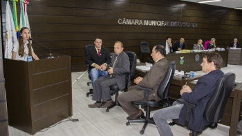 Daiane Hotz apresentou sua dissertação ao plenário