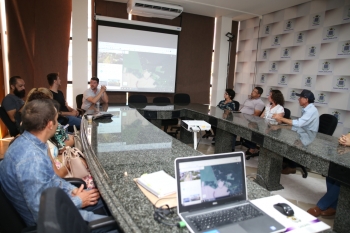 Rafael Brugnerotto explica aos trabalhadores rurais do Jangadinha os termos da proposta a ser feita ao Incra