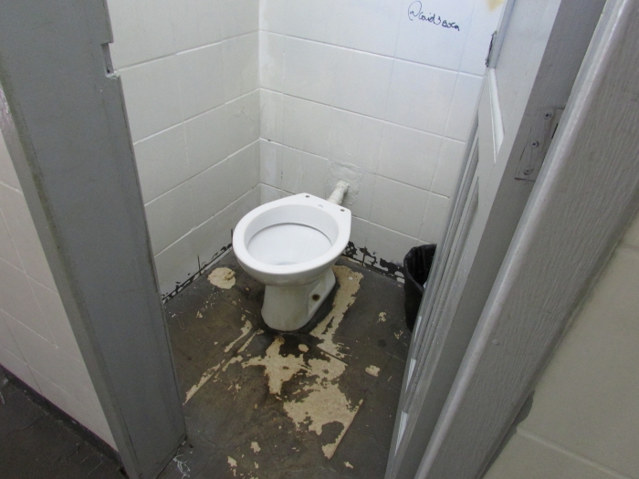 É comum encontrarvaso sanitário sem tampa pia sem torneira, e registro de descarga quebrado|