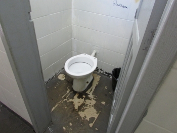 É comum encontrarvaso sanitário sem tampa pia sem torneira, e registro de descarga quebrado|