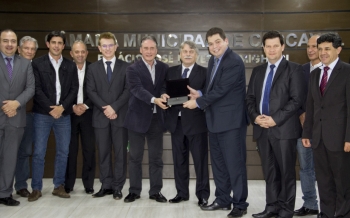 Sessão solene aconteceu na noite desta quinta-feira|O busto do ex-governador é peça de destaque no Memorial|O ex-goverbnador com a artista Brenda Lee Fernandes, que restaurou o busto