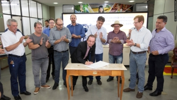 Vereador Celso Dal Molin assina ordem de compra