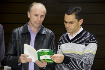 Lauri faz o juramento para posse com o presidente da Câmara, Marcio Pacheco