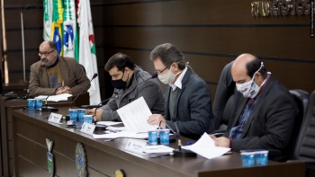 Vereadores da Comissão de Finanças (na mesa) acompanham apresentação do diretor Galavotti (fundo à direita) e do gerente Valcir (fundo à esquerda)