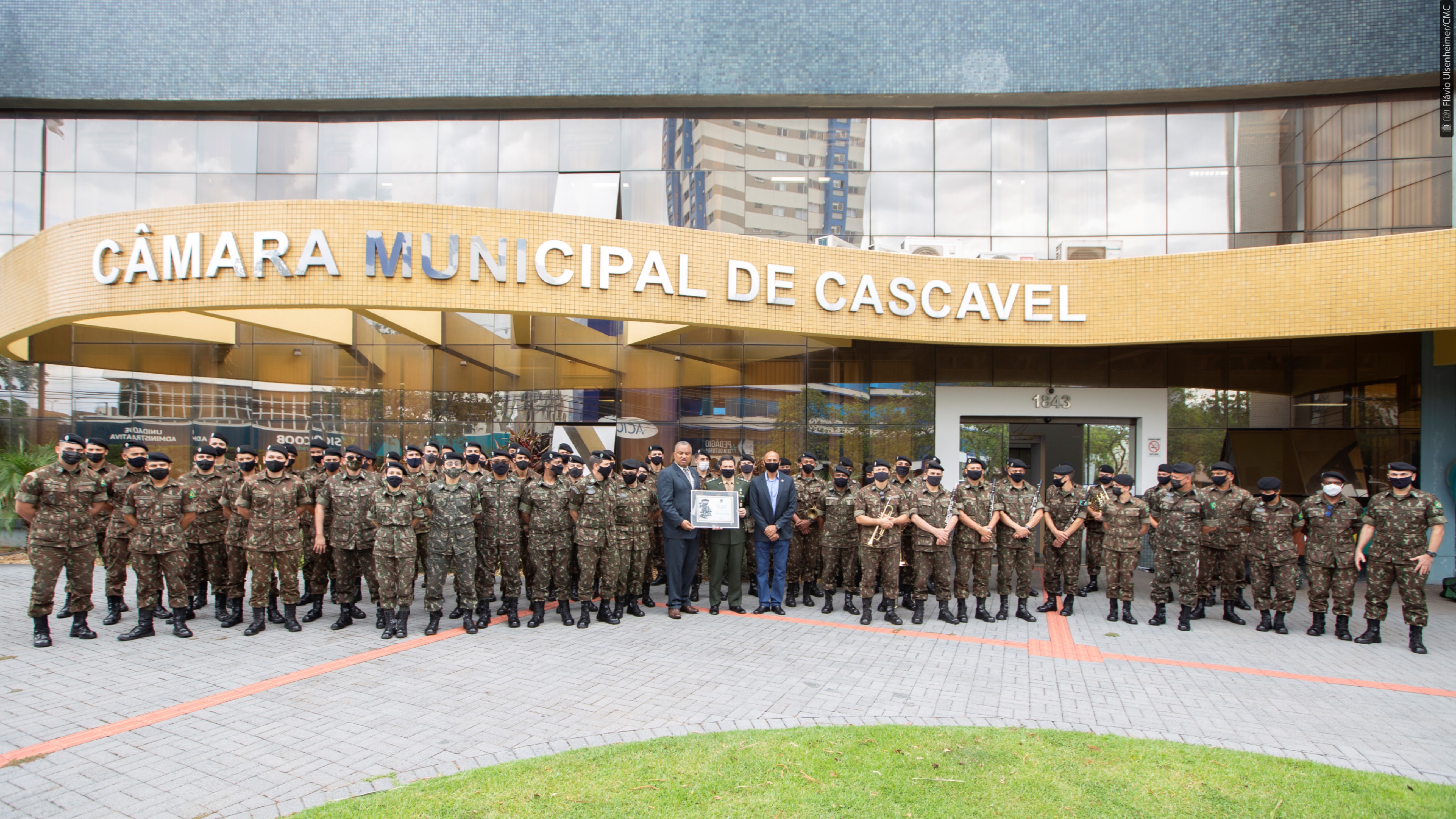 Cidão da Telepar na frente do prédio da Câmara com militares da unidade homenageada