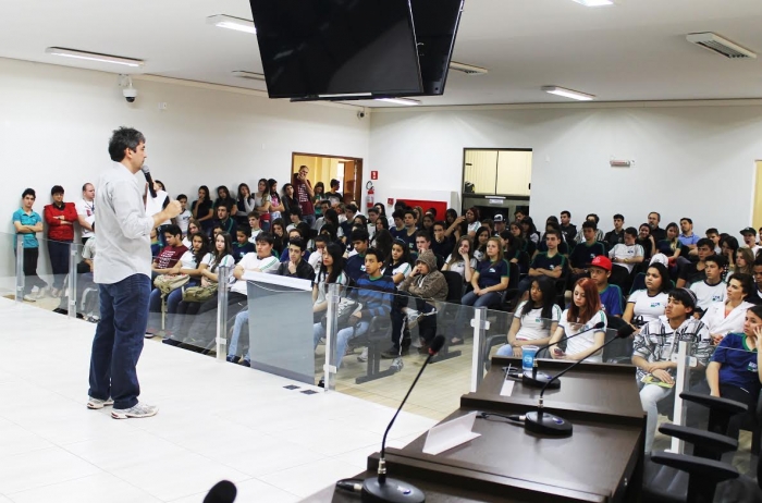 Estudantes discutiram política e cidadania durante palestra