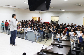 Estudantes discutiram política e cidadania durante palestra