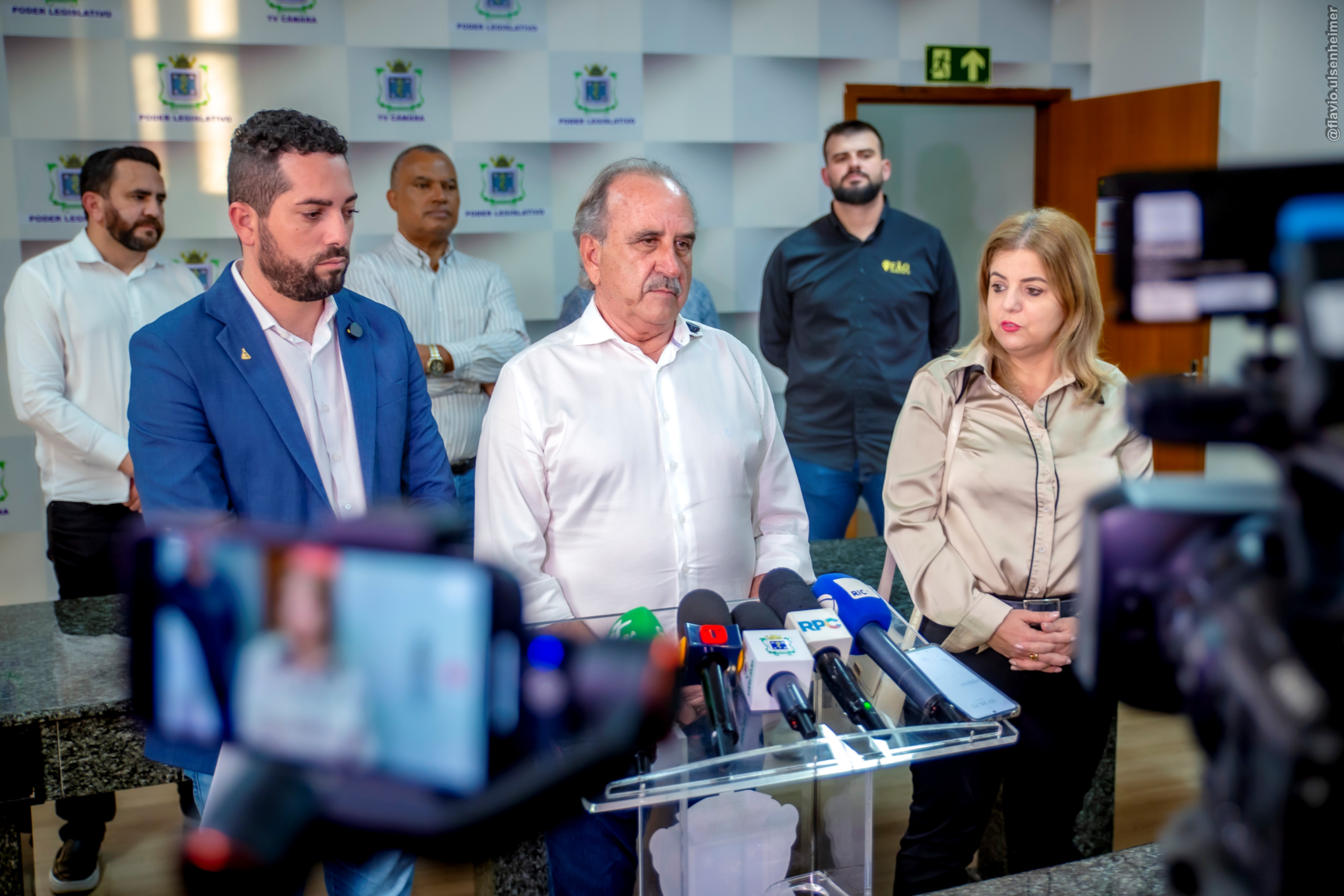 Prefeito Renato Silva (centro), entre o presidente Tiago Almeida e a secretária Márcia Baldini, durante a coletiva de imprensa