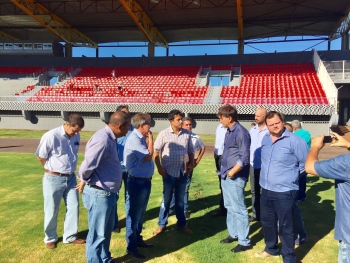 No Estádio Municipal ainda há muita coisa a fazer|Comitiva esteve também no Autódromo