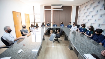 No Plenarinho, Santello (1º à esq.) explica aos estudantes o funcionamento do Legislativo