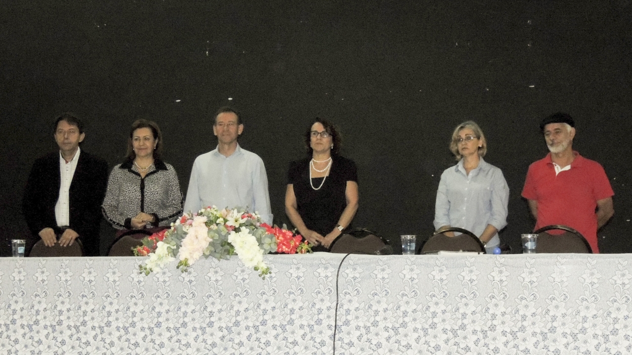 Mesa de honra da audiência pública sobre o PEE|Audiência acontece no anfiteatro da Unioeste
