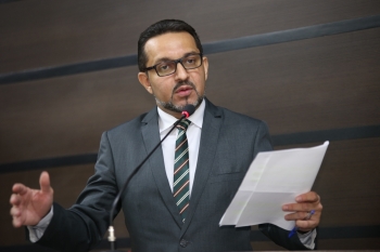 Olavo Santos defende na tribuna as moções de sua autoria, que foram aprovadas