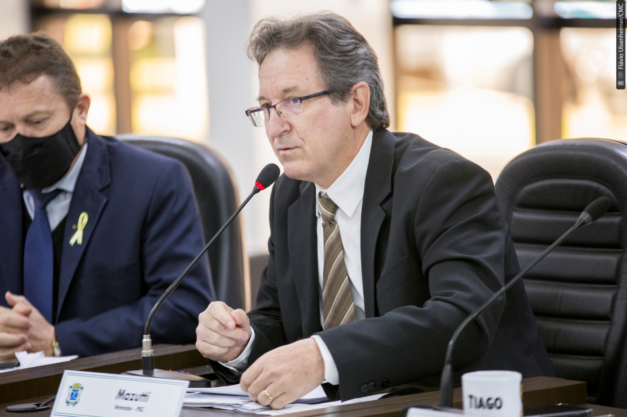 Mazutti argumenta que a proteção da vacina se estende ao bebê, que não pode usar máscara
