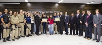 Representantes da Polícia Rodoviária Federal receberam a homenagem em nome dos dois policiais