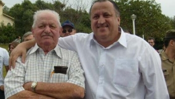 Erico Marcon ao lado do filho Luiz Carlos, ex-secretário de Meio Ambiente, quando foi homenageado pelo filho em 2009, no início da revitalização do Lago Municipal