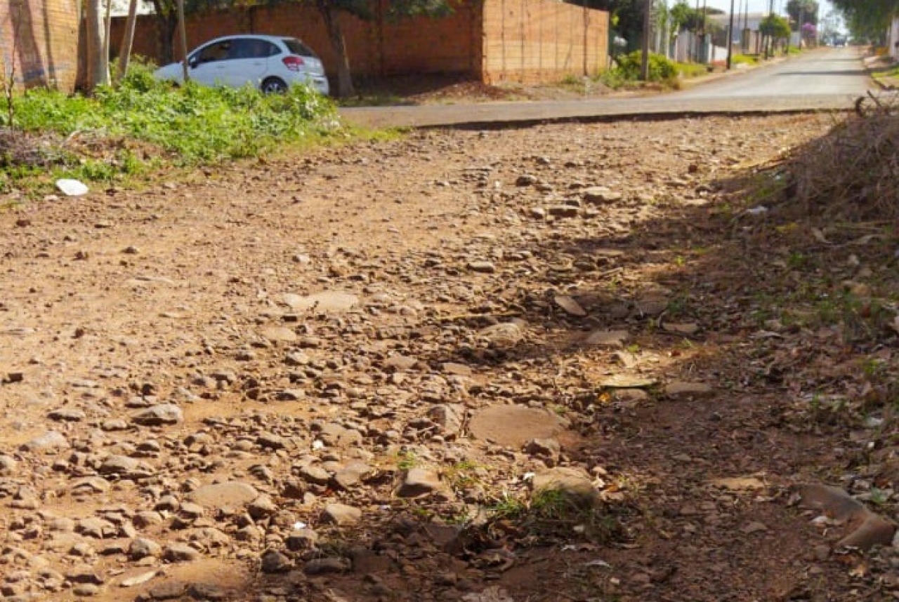 Trecho da rua Silverstone, no bairro Tarumã, que receberá pavimentação asfáltica