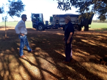Agricultor Vanderlei Pfeffer explica para Santello as dificuldades enfrentadas nas vias da comunidade