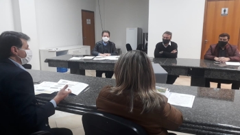 Parcianello (esq.) e Segalla (centro ao fundo) esclarecem à CFO pontos do projeto do Executivo