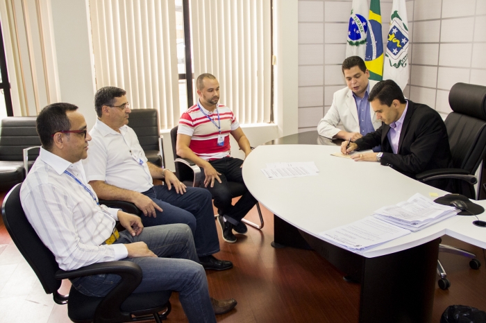 Presidente assina cheque para devolução ao Executivo