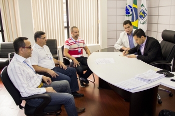 Presidente assina cheque para devolução ao Executivo
