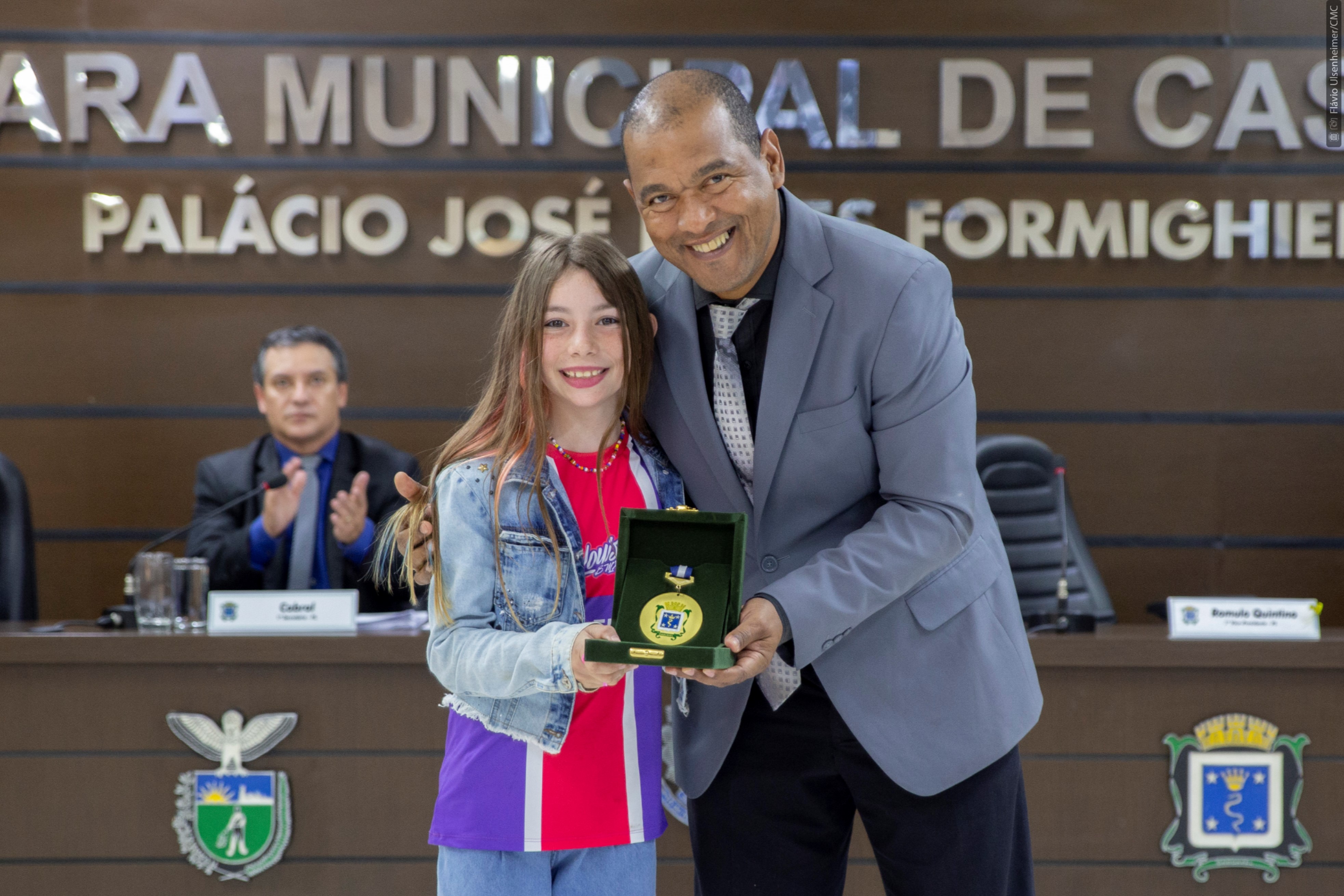 Policial Madril faz a entrega da Medalha Osmar Xiquinho Zimmermann a Louise Kauanny Folmann Frey
