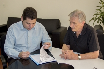 Presidente Gugu Bueno e vereador Luiz Frare oficializaram a promulgação