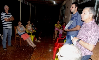 Vereador Gaiteiro e engenheiro Rafael com lideranças da comunidade 408