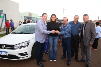 Celso Dal Molin e Gilson de Souza fazem a entrega das chaves para a coordenadora do CRAS, Adrea dos Reis