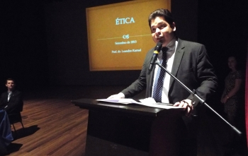 Gugu Bueno foi um dos oradores da noite|Palestra foi proferida por Leandro Karnal (esquerda)