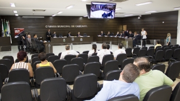 A transmissão da TV Câmara também pode ser vista pelos presentes nos telões instalados no auditório