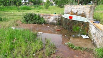 Antiga fonte está abandonada e tomada pelo mato|Vereadores Parra e Madril: preocupados com a limpeza e manutenção