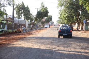 Pessoal da Prefeitura trabalha na Gralha Azul, que já está com o leito alargado para 12 metros