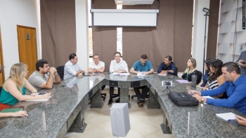 Mazutti (centro) convocou Stefanello e Segalla para apresentar a posição da Prefeitura sobre o projeto