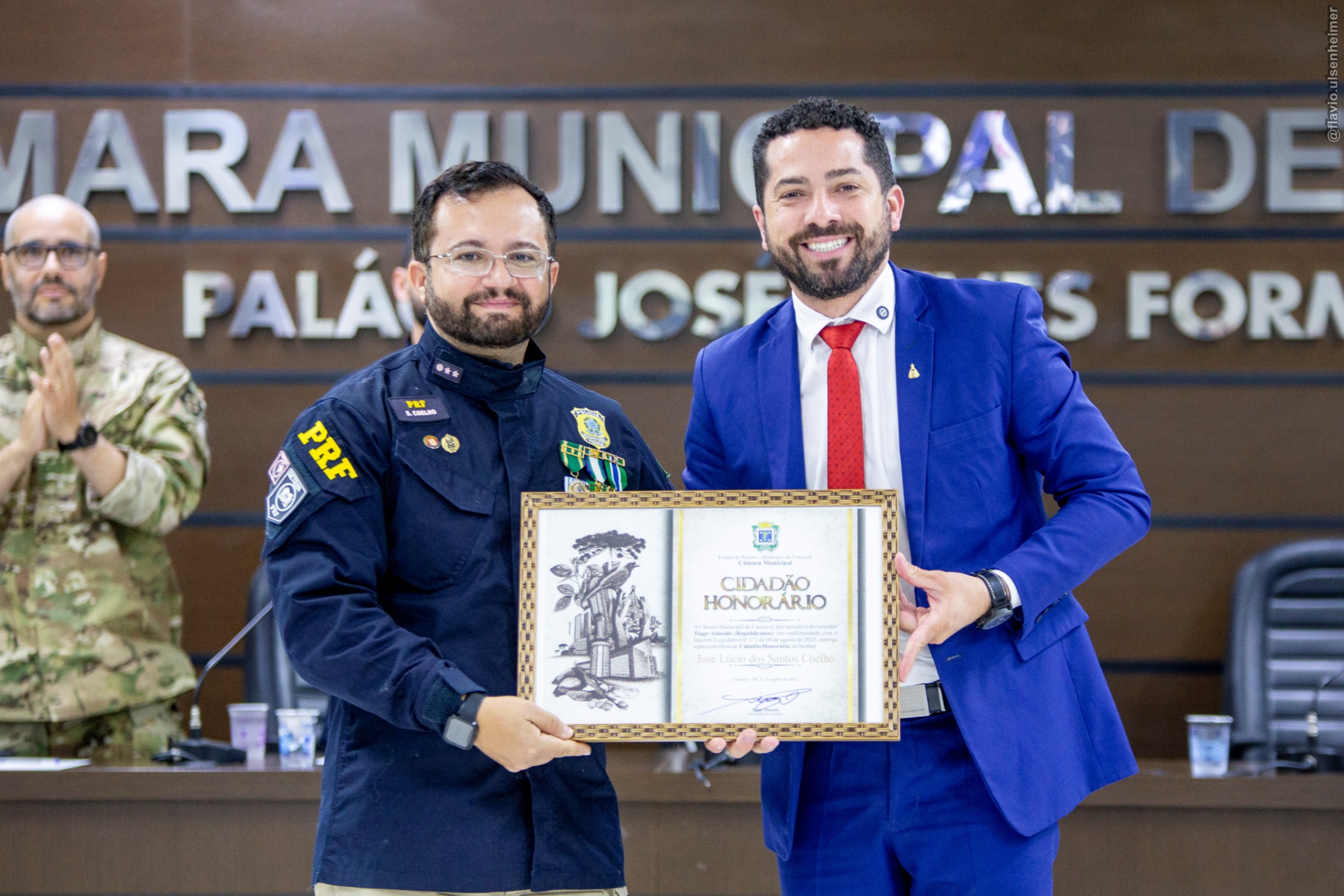 O inspetor Jorge Lúcio Coelho recebe o título das mãos do presidente Tiago Almeida