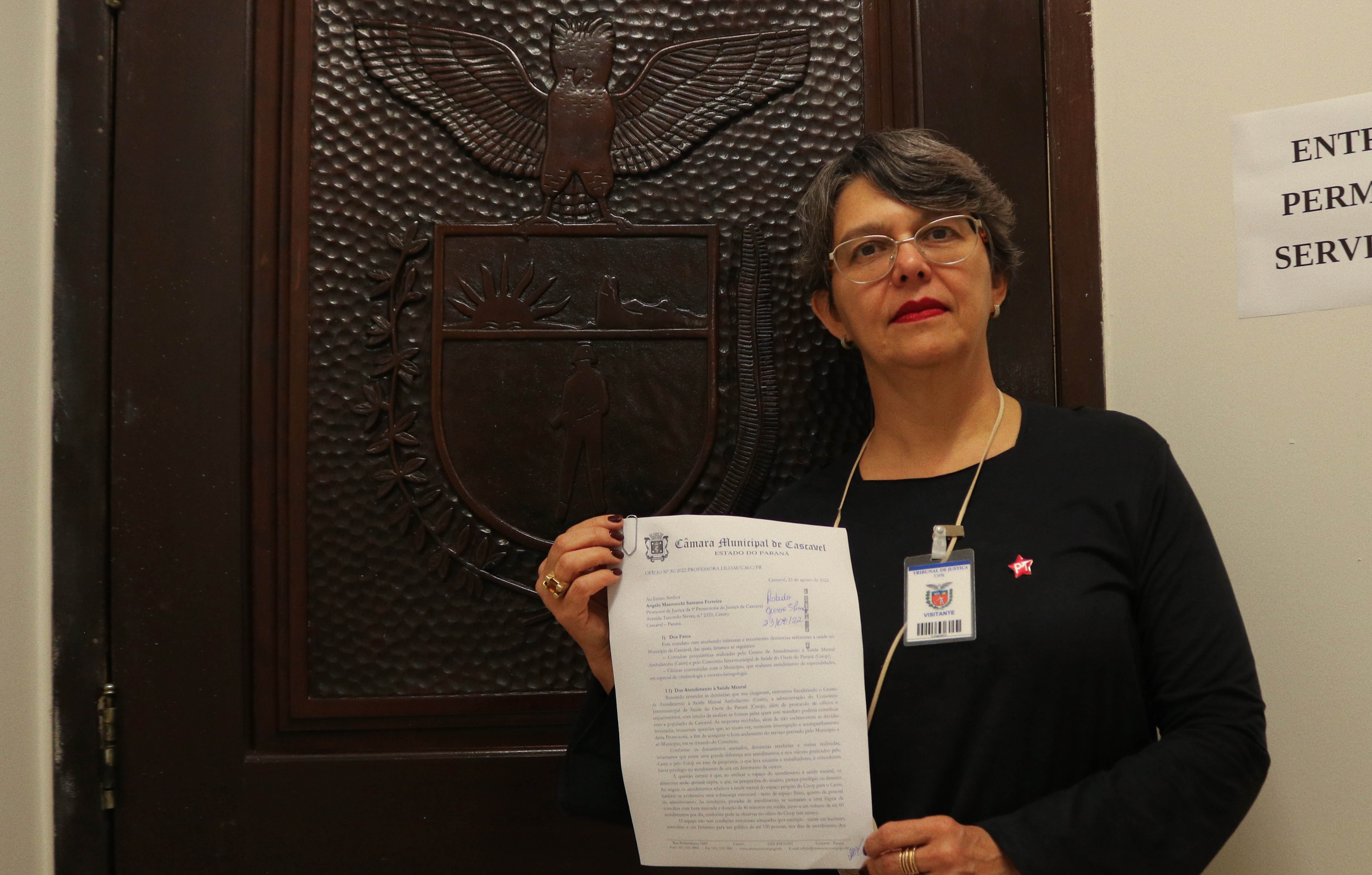 Professora Liliam entregou a representação na 9ª Promotoria de Justiça