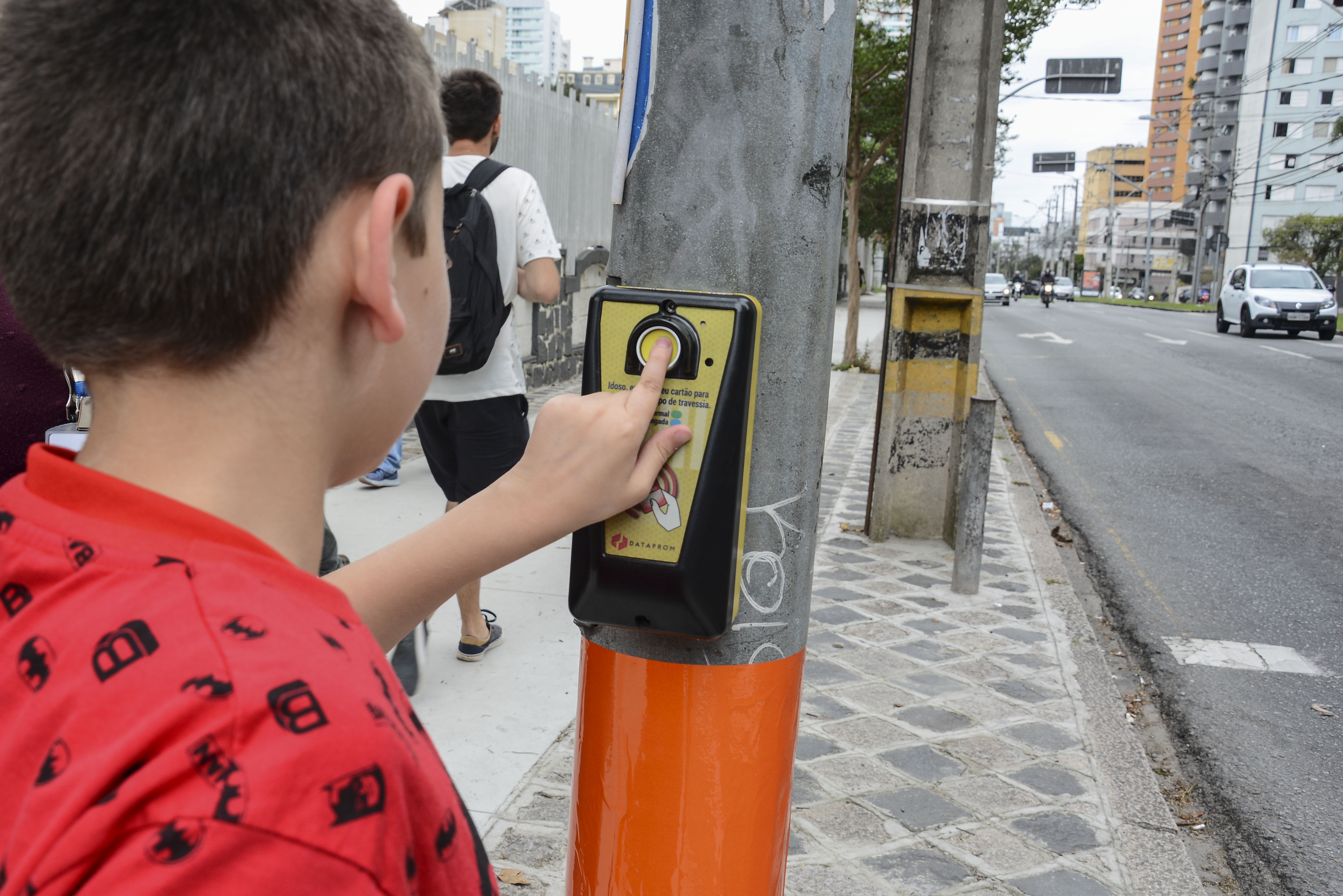 Semáforo sonoro em funcionamento no centro de Curitiba