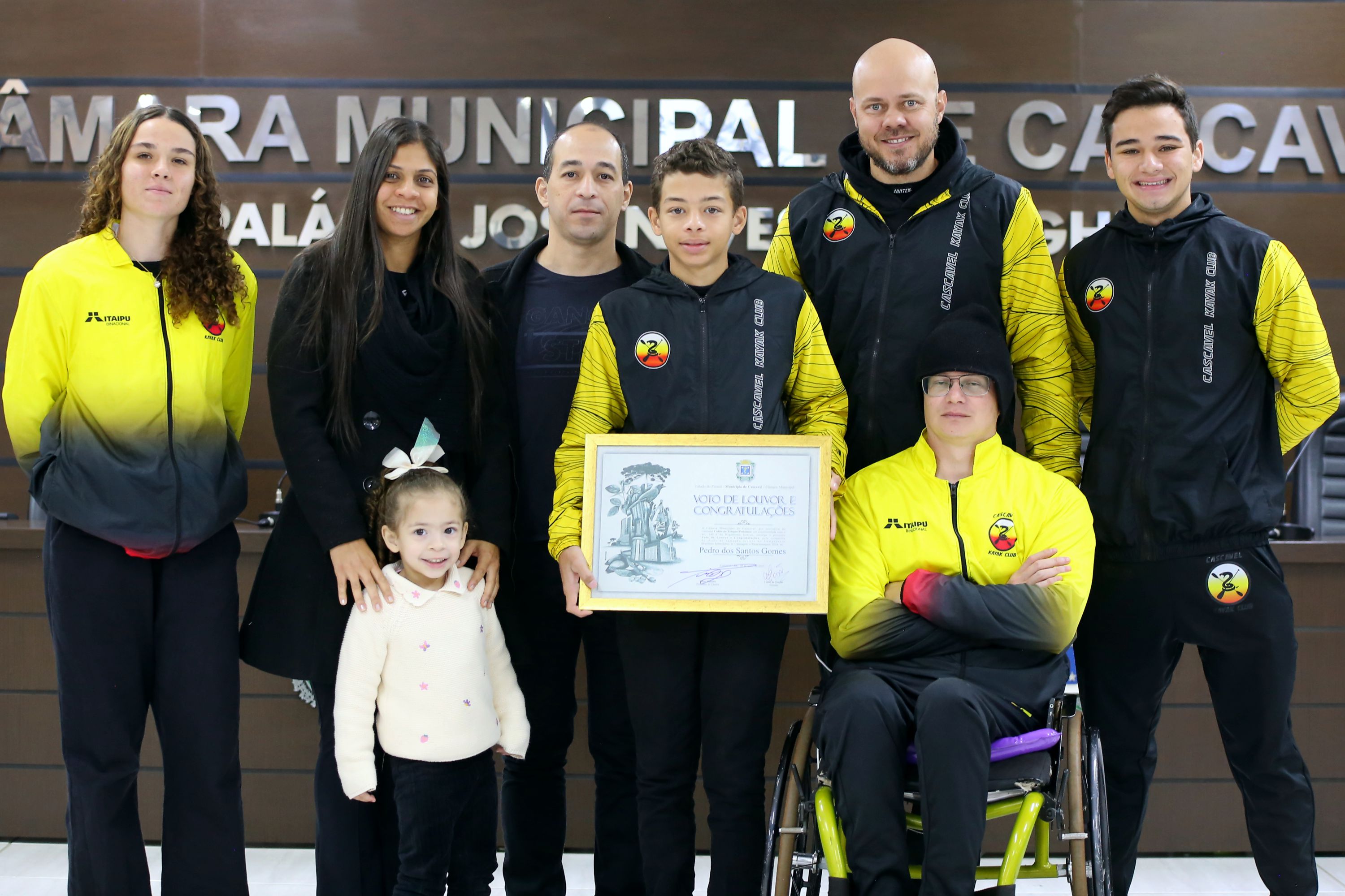 Pedro Gomes recebeu a homenagem acompanhado dos familiares e dos colegas da equipe