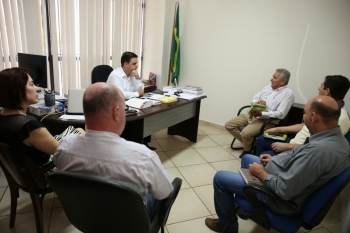 Na reunião com Salvatti (centro), a partir da esquerda: Adriana Salles, Valmor Pietsch, Leocir Scalvi, Alexandre Galo e Rui Dias da Rosa