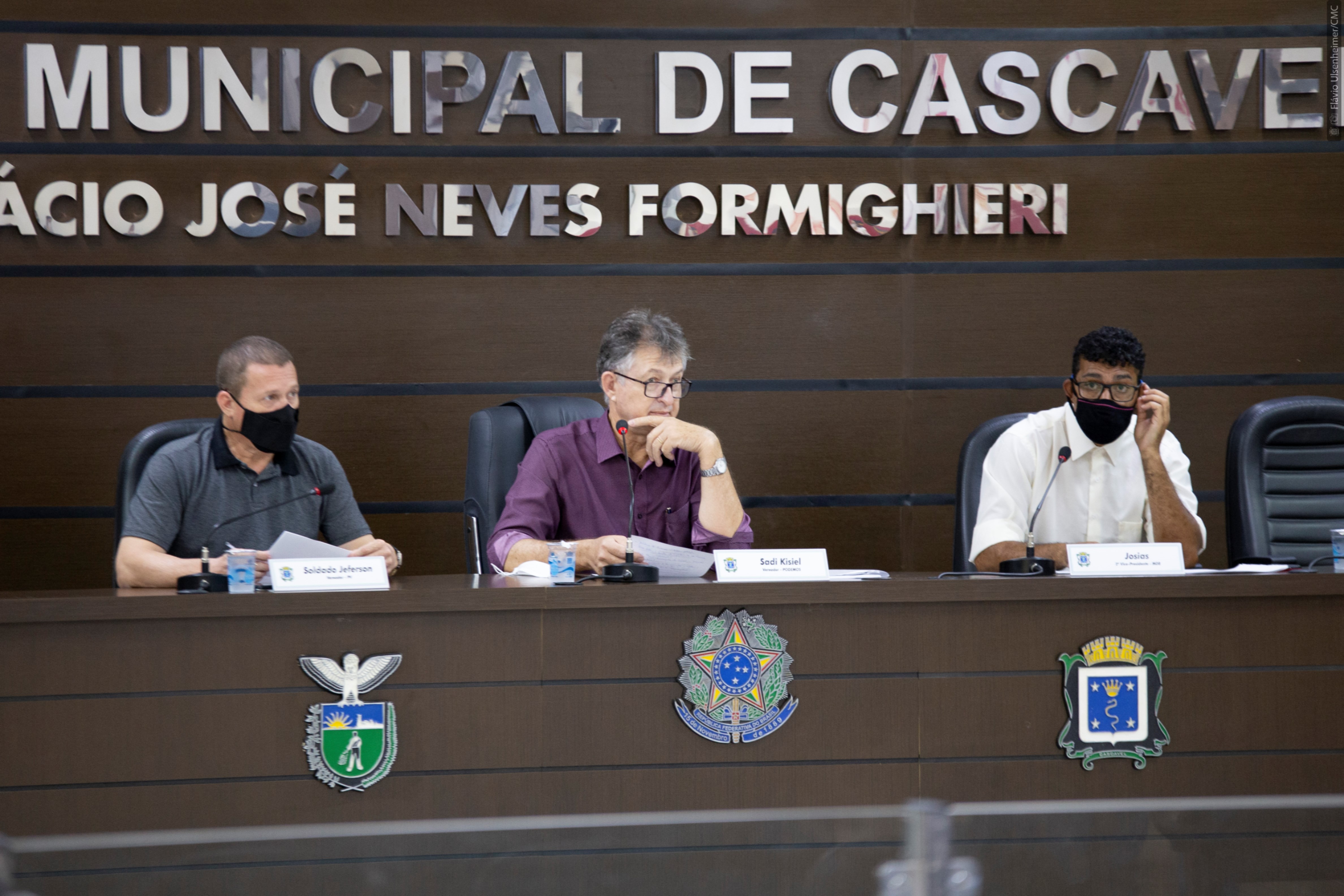 Soldado Jeferson, Sadi Kisiel e Josias de Souza (esq. para dir.), da Comissão de Finanças e Orçamento, acompanham a apresentação
