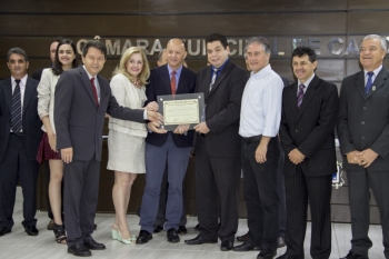 Jornalista José Ivaldece e familiares receberam o Voto de Louvor da Câmara