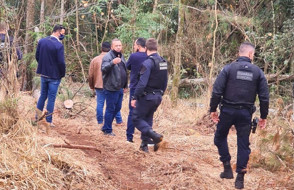 Valdecir (centro) fiscaliza o local do desmatamento com o presidente da Fundetec (esq.) e agentes da Patrulha Ambiental