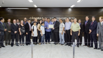 Voto de Louvor foi entregue durante a sessão legislativa|