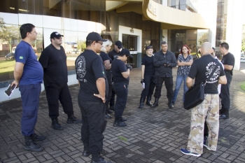 Instrutores do curso com vigilantes da Câmara|