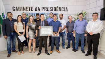 Da esquerda para a direita, servidores do Depen homenageados e os vereadores Madril, Dal Molin e Alécio Espínola, além do procurador geral Rafael Salvatti