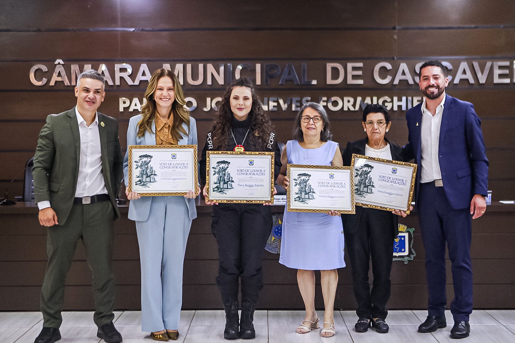 Da esq. para dir., Sargento Camargo, Larissa Batistin, Thaís Zanatta, Fátima Flores, Maria Orleinik e Tiago Almeida