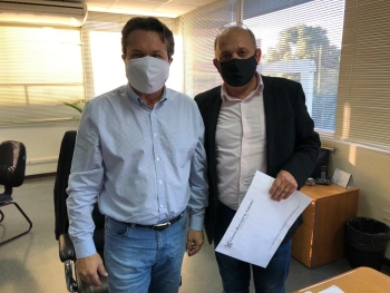 Vasatta (dir.) ao receber do secretário Nunes o anúncio da liberação dos caminhões